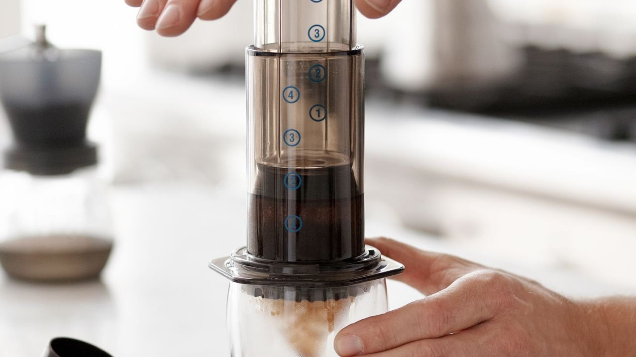 AeroPress: jak parzyć kawę (przepis podstawowy, inverted i ice)