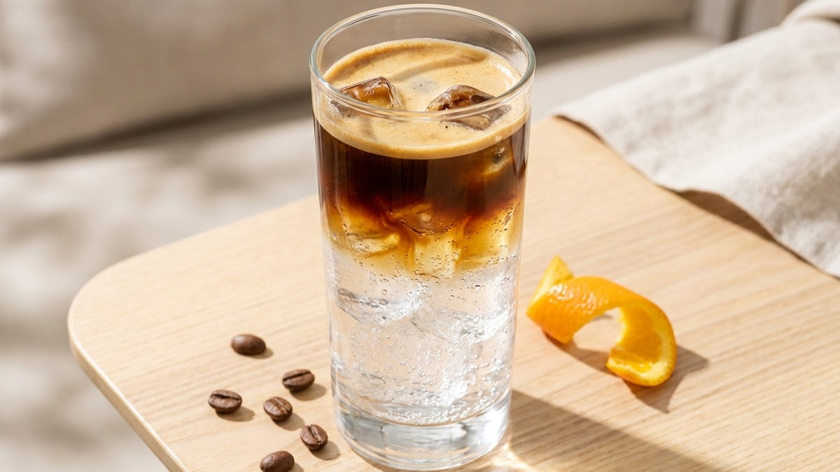 Espresso tonic w wysokiej szklance z lodem i tonikiem