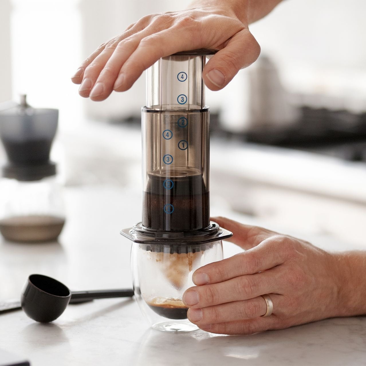 AeroPress: jak parzyć kawę (przepis podstawowy, inverted i ice)