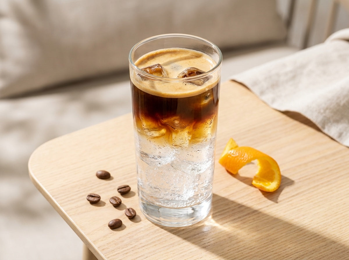 Espresso tonic w wysokiej szklance z lodem i tonikiem